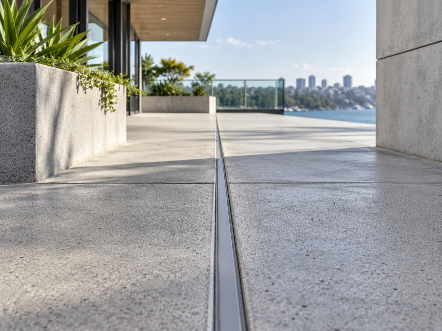 Sealed expansion joint on a concrete structure